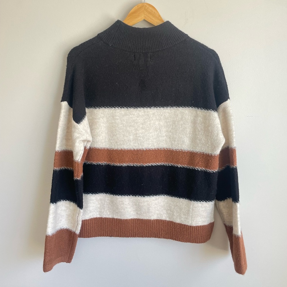 Universal Thread Sweater. - Picture 4 of 4